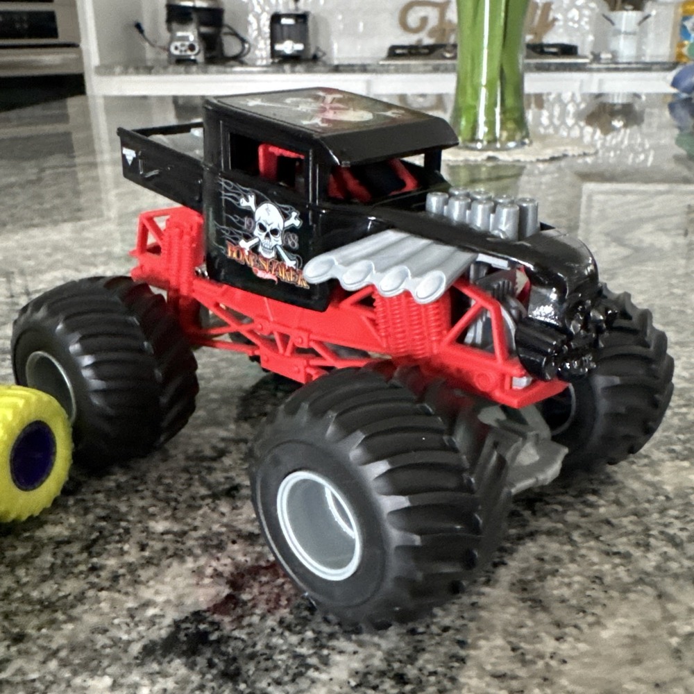 HOT WHEELS 1/24 "BONESHAKER" BLACK/RED MONSTER JAM DIECAST Plus 5 Smaller Trucks - Picture 4 of 12